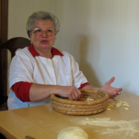 Grand-mère Angela prépare cavatelli