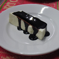 la panna cotta guarnita di cioccolato fuso la panna cotta guarnita di cioccolato fuso