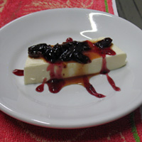 la panna cotta guarnita con confettura di ciliegie la panna cotta guarnita con confettura di ciliegie