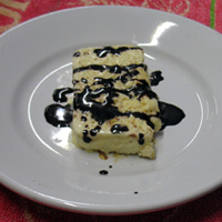 il Semifreddo al Torrone guarnito di cioccolato fondente fuso il Semifreddo al Torrone guarnito di cioccolato fondente fuso
