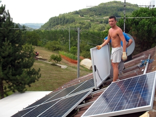 L'impianto fotovoltaico in costruzione L'impianto fotovoltaico in costruzione